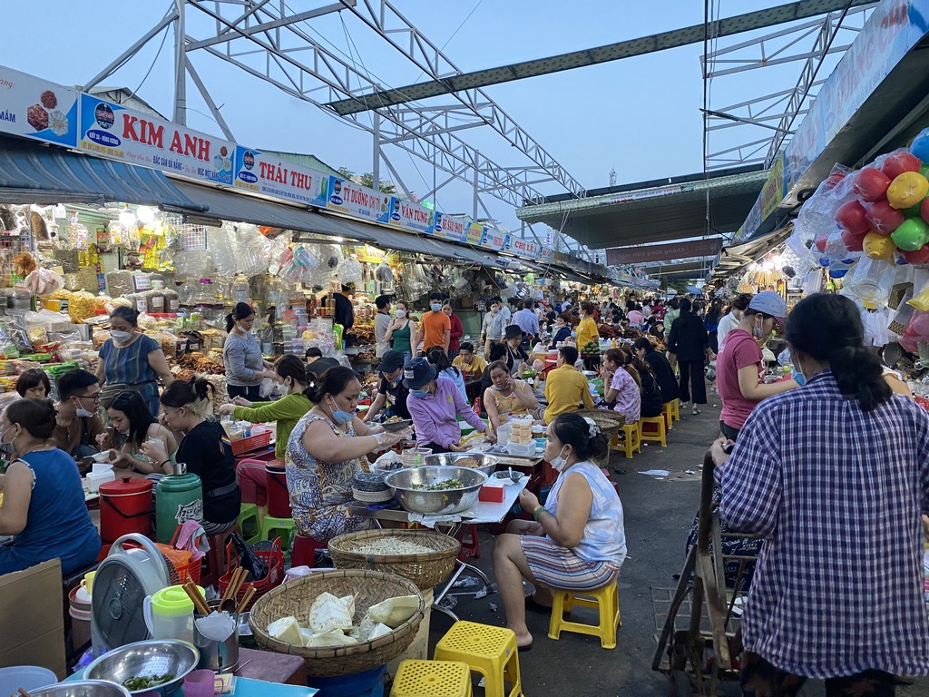 Crazily crowded Han market in Da Nang